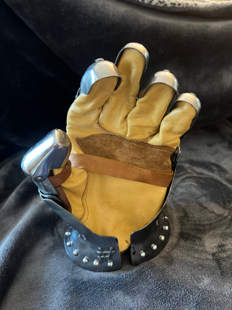 Spring Loaded Gauntlet Gauntlets - Finger - Spring Steel – Valkyrie Forge Inc.